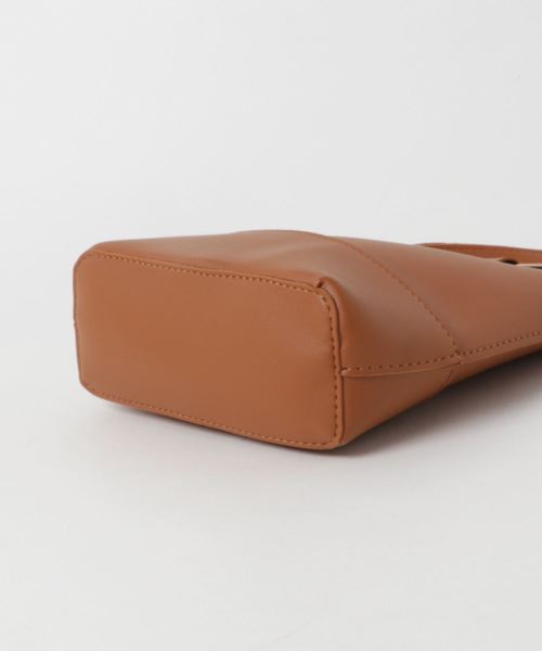 PLAIN CLOTHING（プレーンクロージング）の「ゴールドハンドル2wayバッグ（ショルダーバッグ・レディース・キャメル/ベージュ/グレー/ブラック/ワイン・FREE）」の6枚目の写真