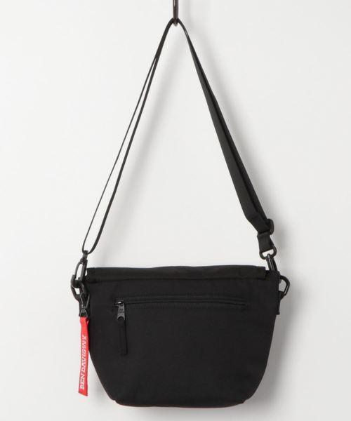 BEN DAVIS ORIGINALS(ベンデイビスオリジナルス)の「BENDAVIS MINI MESSENGER BAG(メッセンジャーバッグ・メンズ・ブラック×ブラック/ブラック×レッド・FREE)」の3枚目の写真