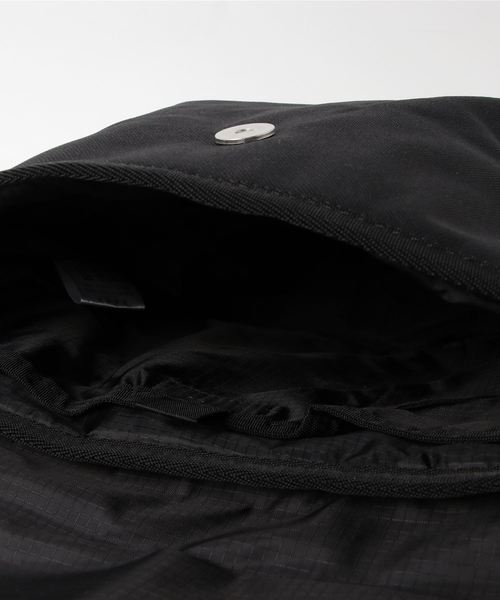 BEN DAVIS ORIGINALS(ベンデイビスオリジナルス)の「BENDAVIS MINI MESSENGER BAG(メッセンジャーバッグ・メンズ・ブラック×ブラック/ブラック×レッド・FREE)」の4枚目の写真