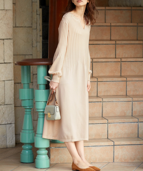 Girly Doll（ガーリードール）の「Vネックボリューム袖 ニットワンピース（ワンピース・レディース・ブラック/ベージュ/グレー・FREE）」の3枚目の写真