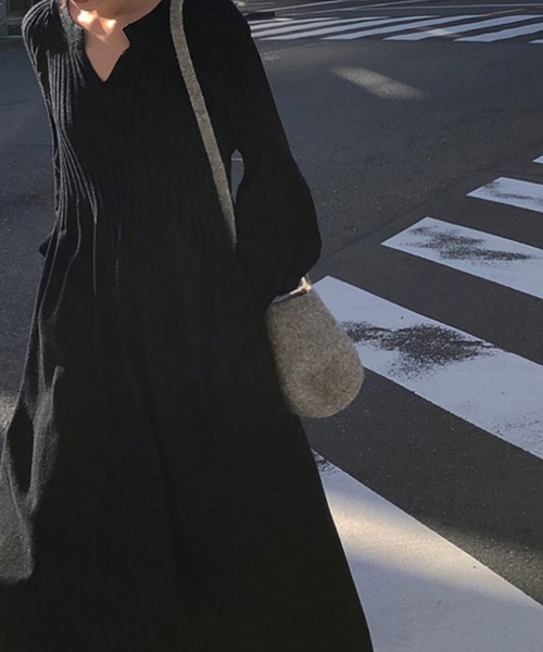 Girly Doll（ガーリードール）の「Vネックボリューム袖 ニットワンピース（ワンピース・レディース・ブラック/ベージュ/グレー・FREE）」の21枚目の写真