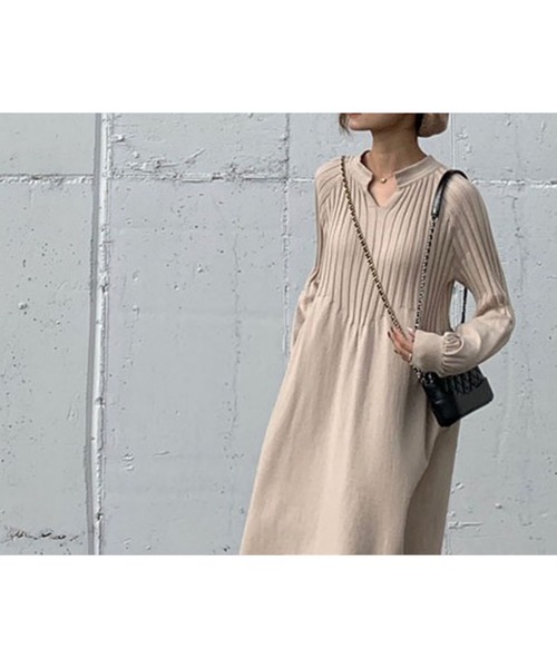 Girly Doll（ガーリードール）の「Vネックボリューム袖 ニットワンピース（ワンピース・レディース・ブラック/ベージュ/グレー・FREE）」の18枚目の写真