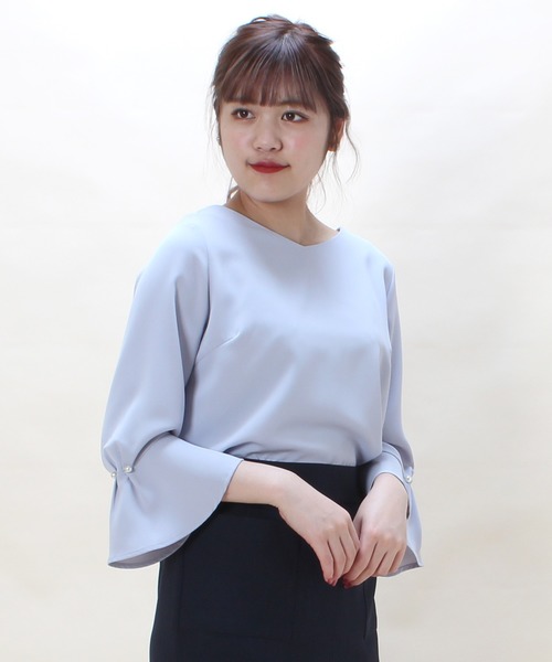 TRUDEA（トルディア）の「パール挟み込み　袖フレアブラウス（シャツ/ブラウス・レディース・ホワイト/モカ/ベージュ/ラベンダー/イエロー/ピンクベージュ・MEDIUM/LARGE/SMALL）」の2枚目の写真
