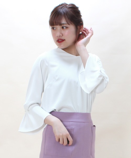 TRUDEA（トルディア）の「パール挟み込み　袖フレアブラウス（シャツ/ブラウス・レディース・ホワイト/モカ/ベージュ/ラベンダー/イエロー/ピンクベージュ・MEDIUM/LARGE/SMALL）」の3枚目の写真
