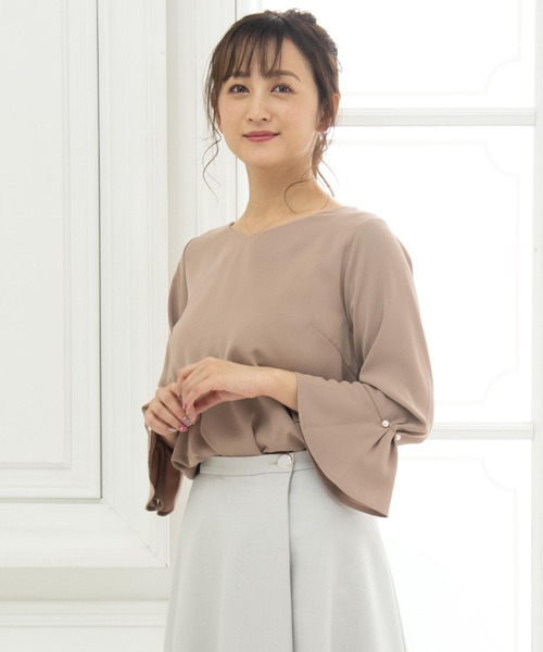TRUDEA（トルディア）の「パール挟み込み　袖フレアブラウス（シャツ/ブラウス・レディース・ホワイト/モカ/ベージュ/ラベンダー/イエロー/ピンクベージュ・MEDIUM/LARGE/SMALL）」の4枚目の写真