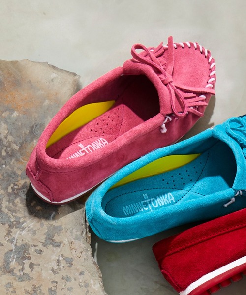 Minnetonka（ミネトンカ）の「MINNETONKA（ミネトンカ） / 撥水加工 スエードモカシン MINNETONKA  KILTY PLUS キルティプラス（モカシン/デッキシューズ・レディース・ブラック/ネイビー/グレー/ブラウン/ターコイズブルー/ピンク/レッド/ストーン/ブルー系その他/ピンク系その他2/レモンイエロー/ピンク系その他・8.5/6/8/5.5/7.5/9/7/6.5/5）」の9枚目の写真