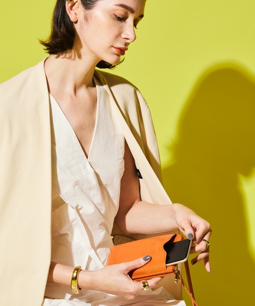 VIOLAd'ORO（ヴィオラドーロ）の「コンパクトにお出かけ★リザード調スマホ入れお財布ポシェッット【VIOLAd’ ORO ／ヴィオラドーロ】ADRIA Ｖ1289（ショルダーバッグ・レディース・アイボリー/ブラック/アッシュブラウン/サックスブルー/イエロー/グレー/ベージュ系その他/ラベンダー/ライトイエロー/ピンク/モカ/ブルーグレー/グリーン/オレンジ/ダークグレー/ライトグリーン/グレイッシュベージュ・FREE）」の17枚目の写真