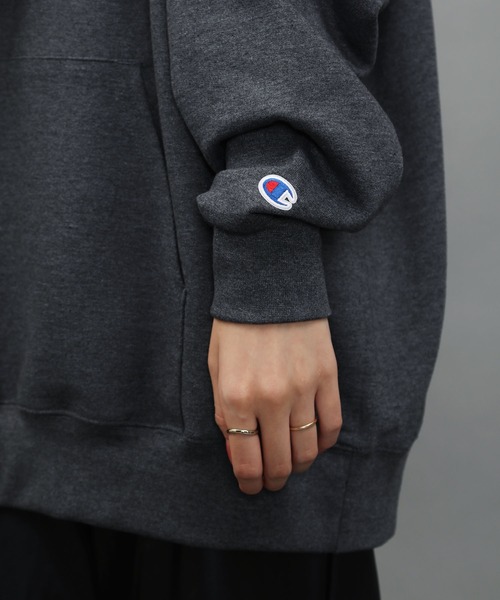 Champion(チャンピオン)の「Champion / チャンピオン スウェット オーバーサイズ プル パーカー / ビッグシルエット / 裏起毛(パーカー・メンズ・マルーン/ロイヤルブルー/ブラック/ホワイト/チャコールグレー/ライトブルー/レッド/オレンジ/グレー/ダークグリーン/ゴールド/ネイビー/パープル/ライトパープル/スカイブルー・M/L/XL/XXL/S/XXX-LARGE)」の18枚目の写真