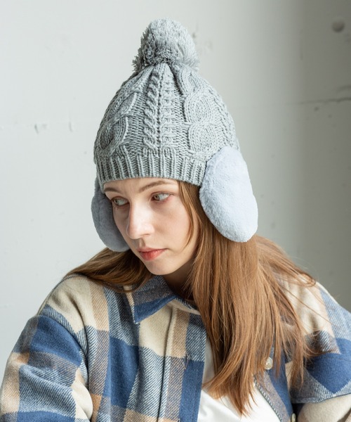 14+（イチヨンプラス）の「耳当て付きポンポンワッチ（ニットキャップ/ビーニー・レディース・アイボリー/グレー/ブラック/ベージュ/パープル/ライトグレー/グリーン/ベージュ系3・FREE）」の3枚目の写真