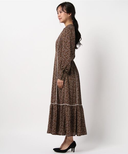 archives（アルシーヴ）の「花柄パイピングワンピース（ワンピース・レディース・ベージュ/ブラウン/グレー・MEDIUM）」の4枚目の写真