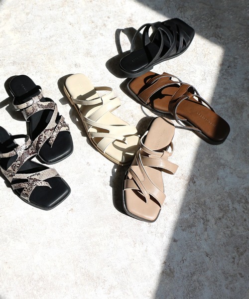 AmiAmi(アミアミ)の「メニーストラップフラットサンダル(サンダル・レディース・ブラック/ブラウン/グレイッシュベージュ/アイボリー/パイソン・L/LL/M/S)」の6枚目の写真