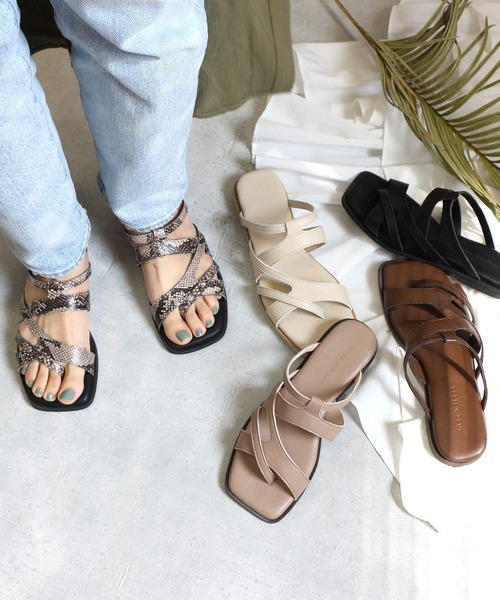 AmiAmi(アミアミ)の「メニーストラップフラットサンダル(サンダル・レディース・ブラック/ブラウン/グレイッシュベージュ/アイボリー/パイソン・L/LL/M/S)」の7枚目の写真