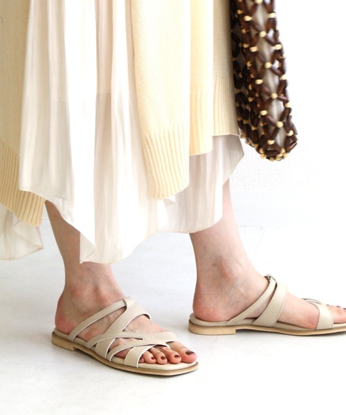 AmiAmi(アミアミ)の「メニーストラップフラットサンダル(サンダル・レディース・ブラック/ブラウン/グレイッシュベージュ/アイボリー/パイソン・L/LL/M/S)」の15枚目の写真