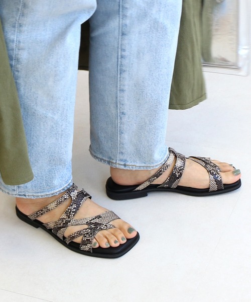 AmiAmi(アミアミ)の「メニーストラップフラットサンダル(サンダル・レディース・ブラック/ブラウン/グレイッシュベージュ/アイボリー/パイソン・L/LL/M/S)」の22枚目の写真