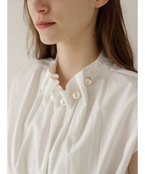 【極美品】TONAL トーナル　ハイネックドレープブラウス　ホワイト TONAL（トーナル）の「パールハイネックノースリブラウス