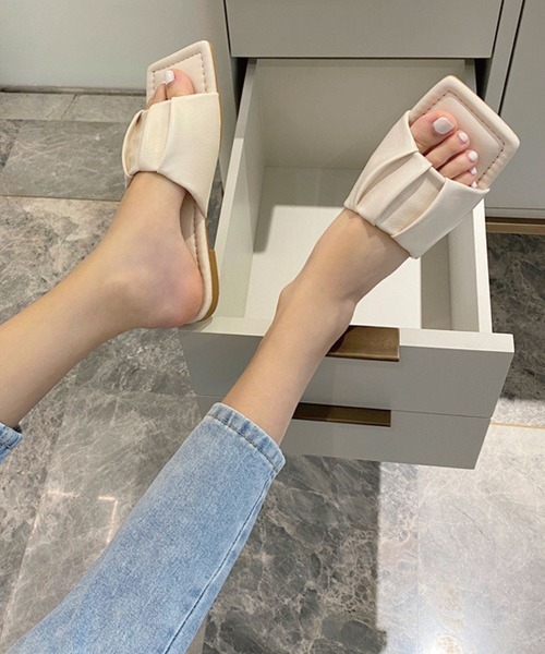 meJane(ミージェーン)の「シャーリングタックデザインスクエアフラットサンダル【ZOZOTOWN限定】(サンダル・レディース・ブラック/オフホワイト・S/M/L)」の3枚目の写真