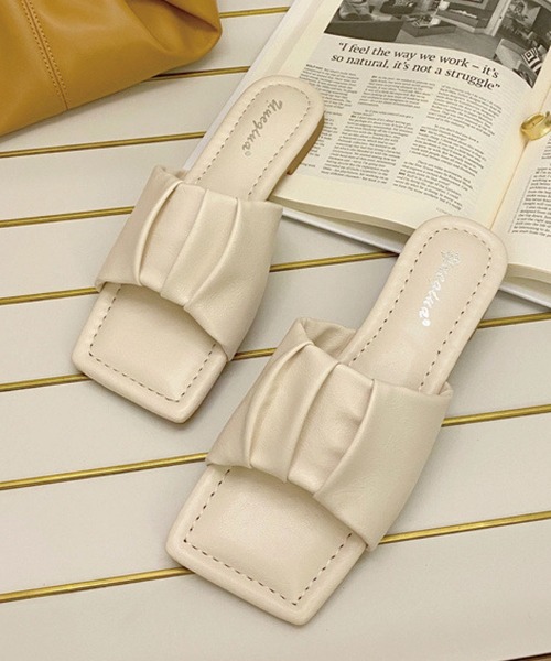 meJane(ミージェーン)の「シャーリングタックデザインスクエアフラットサンダル【ZOZOTOWN限定】(サンダル・レディース・ブラック/オフホワイト・S/M/L)」の4枚目の写真