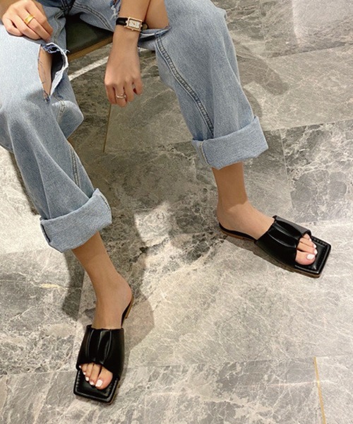 meJane(ミージェーン)の「シャーリングタックデザインスクエアフラットサンダル【ZOZOTOWN限定】(サンダル・レディース・ブラック/オフホワイト・S/M/L)」の6枚目の写真