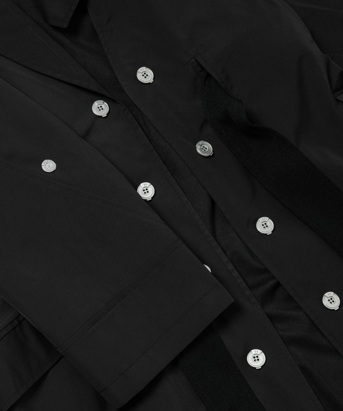 C2H4（シーツーエイチフォー）の「LAYERED SCULPTURE FORM TECH- TRENCH COAT（トレンチコート・メンズ・ブラック・M）」の2枚目の写真