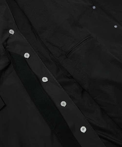 C2H4（シーツーエイチフォー）の「LAYERED SCULPTURE FORM TECH- TRENCH COAT（トレンチコート・メンズ・ブラック・M）」の4枚目の写真