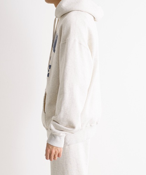 And A(アンドエー)の「SEDAN ALL-PURPOSE セダンオールパーパス / College Logo Hoodie カレッジロゴプリント フーディー パーカー アーチロゴ オーバーサイズ / SD22S-CT04(パーカー・メンズ・オフホワイト/ネイビー・X-LARGE/LARGE/MEDIUM)」の5枚目の写真