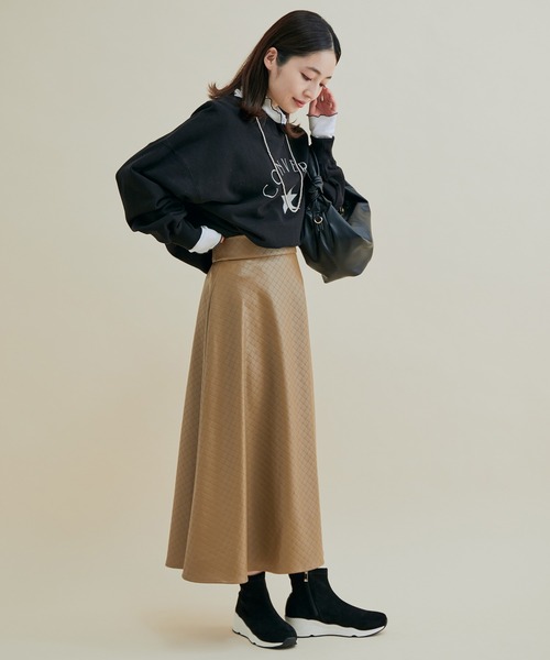 VIS（ビス）の「フェミニンスタイルが決まるシルエット！ ヴィーガンレザーパンチングフレアースカート（スカート・レディース・ブラック/ブラウン系その他2・S/M）」の11枚目の写真