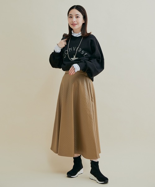 VIS（ビス）の「フェミニンスタイルが決まるシルエット！ ヴィーガンレザーパンチングフレアースカート（スカート・レディース・ブラック/ブラウン系その他2・S/M）」の7枚目の写真