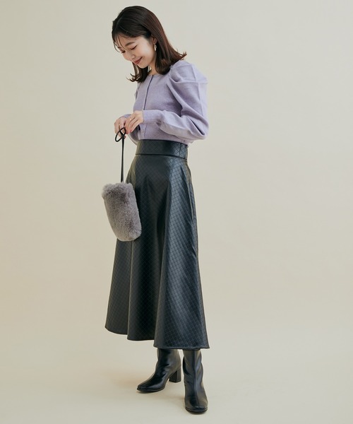 VIS（ビス）の「フェミニンスタイルが決まるシルエット！ ヴィーガンレザーパンチングフレアースカート（スカート・レディース・ブラック/ブラウン系その他2・S/M）」の5枚目の写真