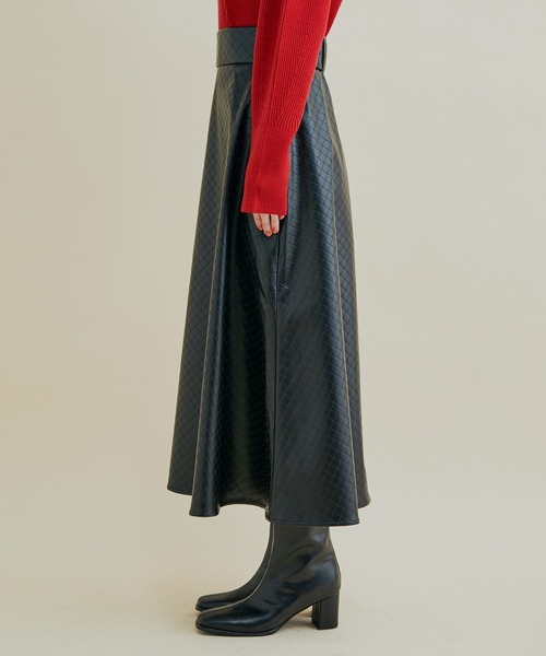 VIS（ビス）の「フェミニンスタイルが決まるシルエット！ ヴィーガンレザーパンチングフレアースカート（スカート・レディース・ブラック/ブラウン系その他2・S/M）」の12枚目の写真