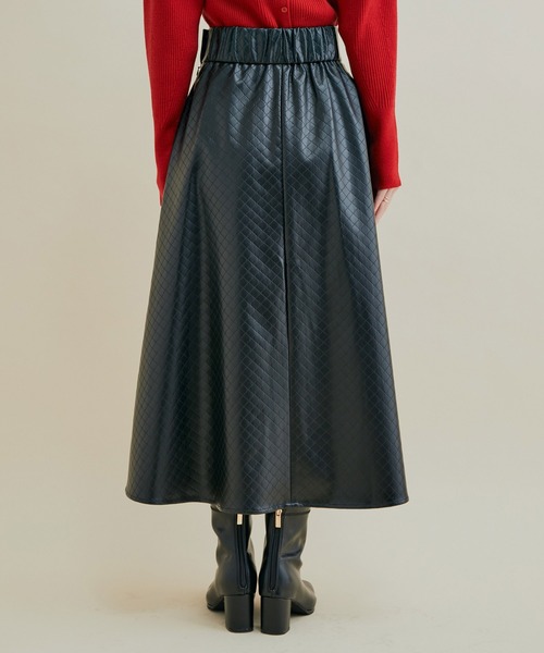 VIS（ビス）の「フェミニンスタイルが決まるシルエット！ ヴィーガンレザーパンチングフレアースカート（スカート・レディース・ブラック/ブラウン系その他2・S/M）」の8枚目の写真