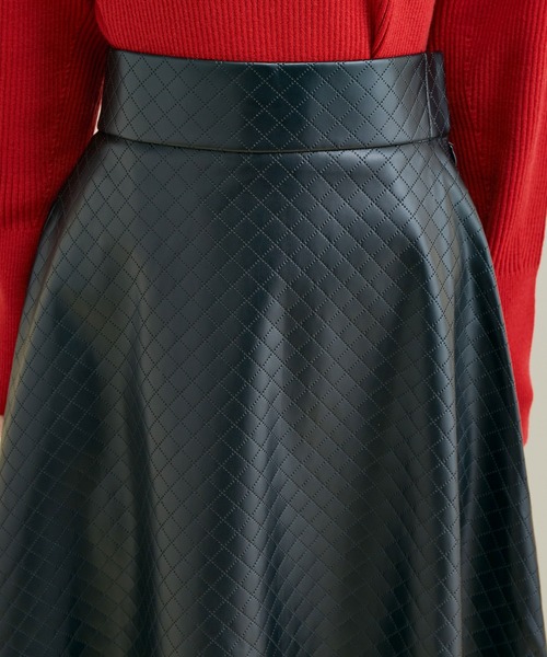 VIS（ビス）の「フェミニンスタイルが決まるシルエット！ ヴィーガンレザーパンチングフレアースカート（スカート・レディース・ブラック/ブラウン系その他2・S/M）」の14枚目の写真