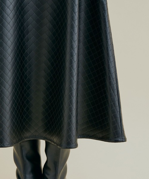 VIS（ビス）の「フェミニンスタイルが決まるシルエット！ ヴィーガンレザーパンチングフレアースカート（スカート・レディース・ブラック/ブラウン系その他2・S/M）」の6枚目の写真