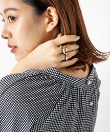 手元に沿うなめらかなウェーブのダブルフィンガーリングが大人な女性らしさを格上げする、カーヴィなラインが特徴的なセットリング