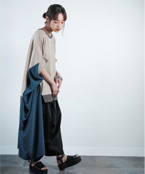 osharewalker（オシャレウォーカー）の「【廃盤】『異素材ドッキング変形デザインカットソー』（Tシャツ/カットソー・レディース・グレイッシュベージュ/ブラック・FREE）」の4枚目の写真