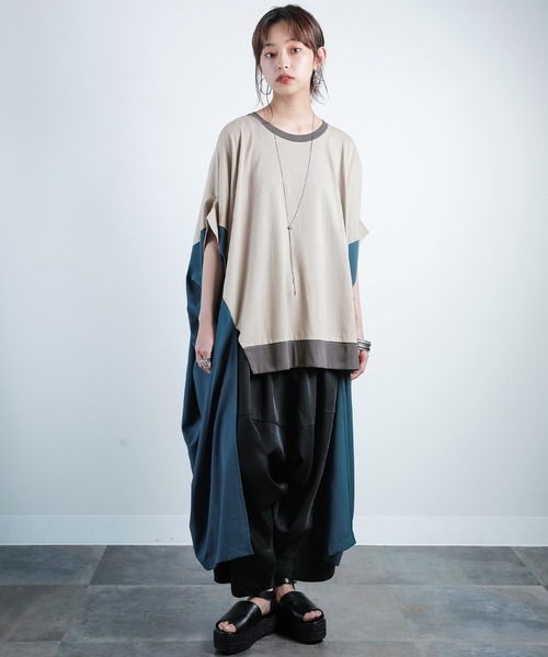 osharewalker（オシャレウォーカー）の「【廃盤】『異素材ドッキング変形デザインカットソー』（Tシャツ/カットソー・レディース・グレイッシュベージュ/ブラック・FREE）」の6枚目の写真