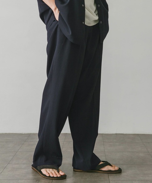 URBAN RESEARCH DOORS（アーバンリサーチドアーズ）の「イージーケア2タックトラウザー（その他パンツ・メンズ・ネイビー/ブラウン/グリーン・MEDIUM/LARGE）」の6枚目の写真