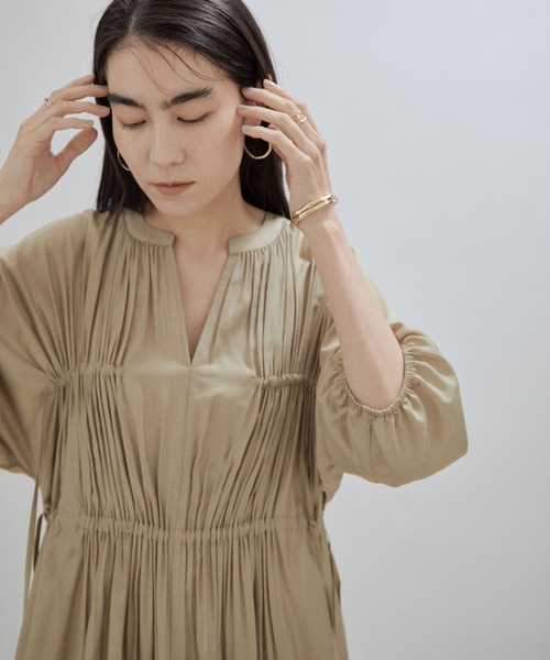 SALON adam et rope'（サロン アダム エ ロペ）の「ウエストギャザーキーネックワンピース（ワンピース・レディース・ベージュ/ブラック・FREE）」の2枚目の写真