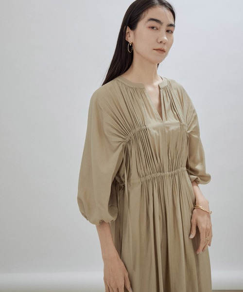 SALON adam et rope'（サロン アダム エ ロペ）の「ウエストギャザーキーネックワンピース（ワンピース・レディース・ベージュ/ブラック・FREE）」の4枚目の写真