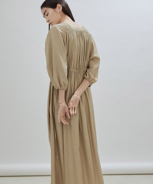 SALON adam et rope'（サロン アダム エ ロペ）の「ウエストギャザーキーネックワンピース（ワンピース・レディース・ベージュ/ブラック・FREE）」の5枚目の写真