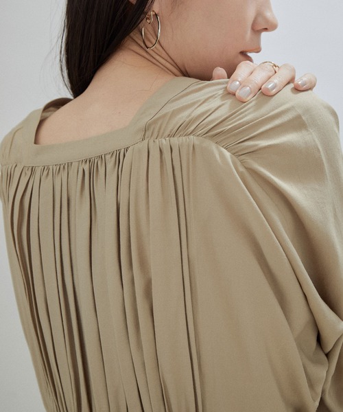 SALON adam et rope'（サロン アダム エ ロペ）の「ウエストギャザーキーネックワンピース（ワンピース・レディース・ベージュ/ブラック・FREE）」の6枚目の写真