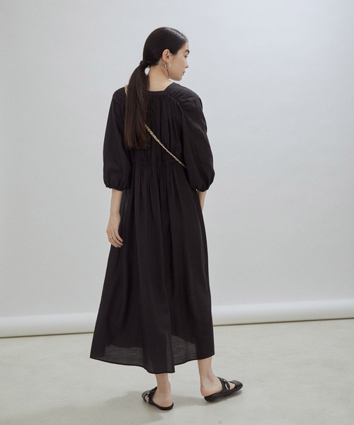 SALON adam et rope'（サロン アダム エ ロペ）の「ウエストギャザーキーネックワンピース（ワンピース・レディース・ベージュ/ブラック・FREE）」の9枚目の写真