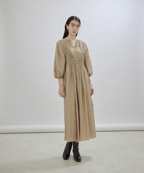 SALON adam et rope'（サロン アダム エ ロペ）の「ウエストギャザーキーネックワンピース（ワンピース・レディース・ベージュ/ブラック・FREE）」の10枚目の写真