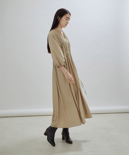 SALON adam et rope'（サロン アダム エ ロペ）の「ウエストギャザーキーネックワンピース（ワンピース・レディース・ベージュ/ブラック・FREE）」の11枚目の写真