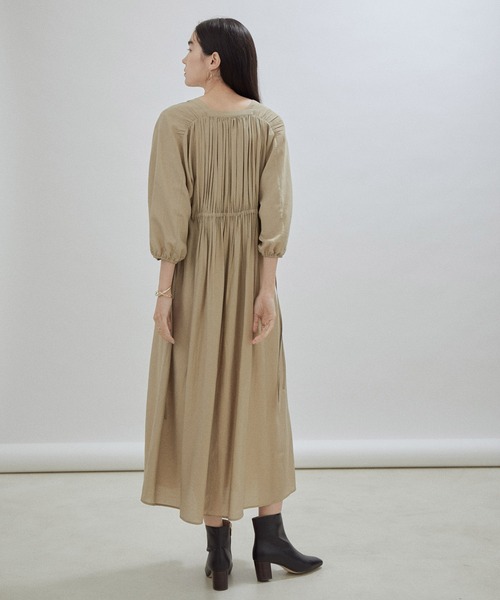 SALON adam et rope'（サロン アダム エ ロペ）の「ウエストギャザーキーネックワンピース（ワンピース・レディース・ベージュ/ブラック・FREE）」の12枚目の写真