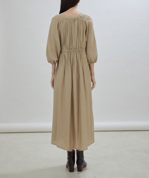 SALON adam et rope'（サロン アダム エ ロペ）の「ウエストギャザーキーネックワンピース（ワンピース・レディース・ベージュ/ブラック・FREE）」の15枚目の写真