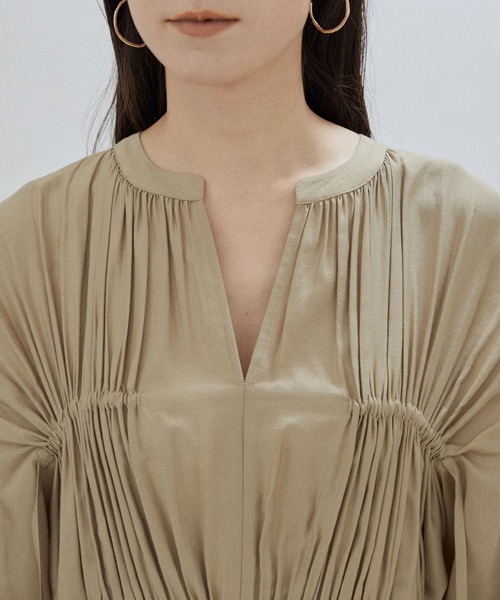 SALON adam et rope'（サロン アダム エ ロペ）の「ウエストギャザーキーネックワンピース（ワンピース・レディース・ベージュ/ブラック・FREE）」の16枚目の写真