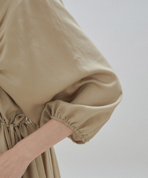 SALON adam et rope'（サロン アダム エ ロペ）の「ウエストギャザーキーネックワンピース（ワンピース・レディース・ベージュ/ブラック・FREE）」の19枚目の写真