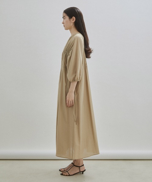 SALON adam et rope'（サロン アダム エ ロペ）の「ウエストギャザーキーネックワンピース（ワンピース・レディース・ベージュ/ブラック・FREE）」の22枚目の写真