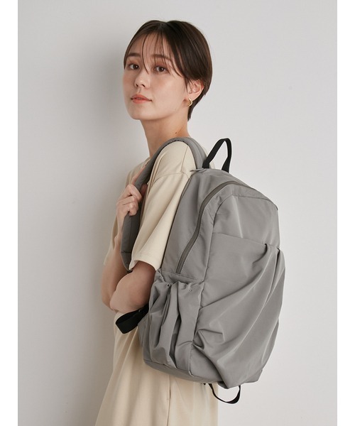 emmi(エミ)の「【emmi atelier】ギャザーボディーバックパック(バックパック/リュック・レディース・オリーブ/アイボリー/ブラック・FREE)」の22枚目の写真