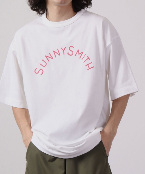 Sunny Smith(サニースミス)の「Sunnysmith へビーオンス Cool Smith Standard Arch Logo 半袖Tシャツ(Tシャツ/カットソー・メンズ・ホワイト/ネイビー/レッド/オフホワイト/グリーン/チャコール・M/L)」の2枚目の写真